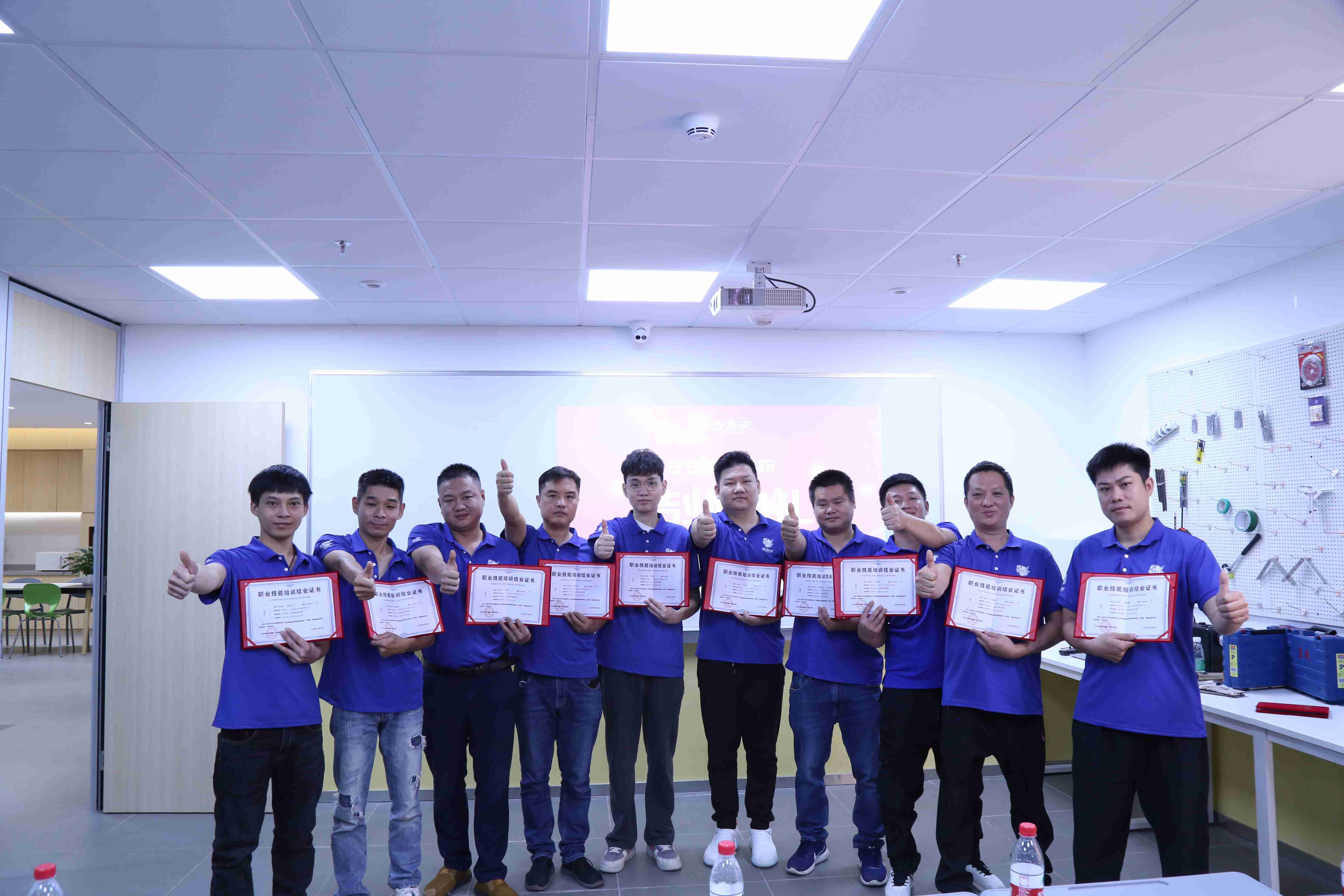 左右手深圳商學院第一批畢業學員集體